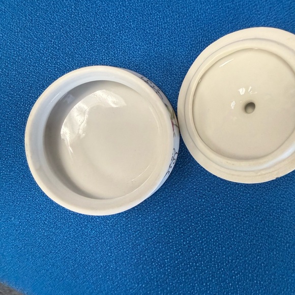 Vintage Irice Japan Rose (Hand Painted) Porcelain Trinket Box with Gold Lid - Picture 3 of 11